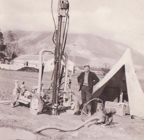 Γεώτρηση το 1958 στο Κορωπί από τον ιδρυτή, Αθανάσιο Δήμα