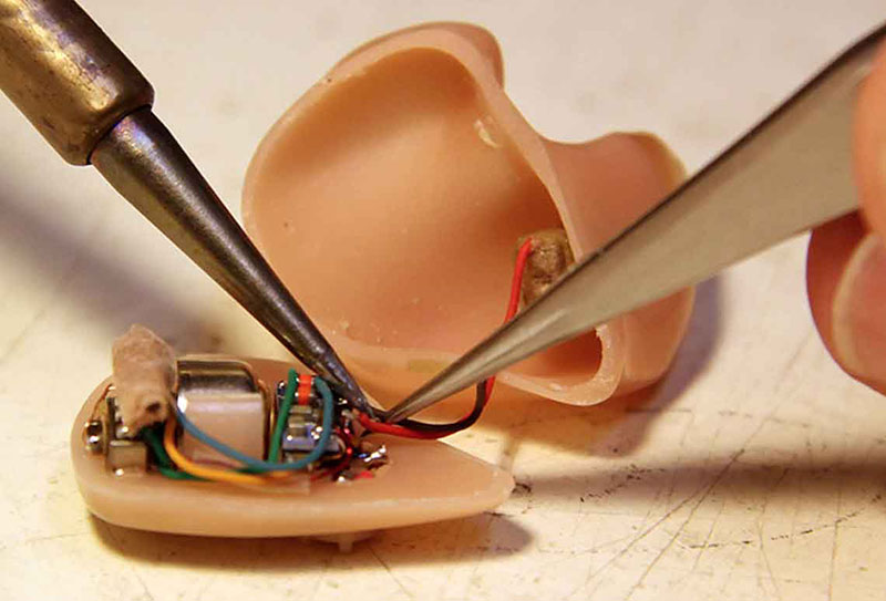 EAR PROTHESIS: Φωτογραφίες & Βίντεο