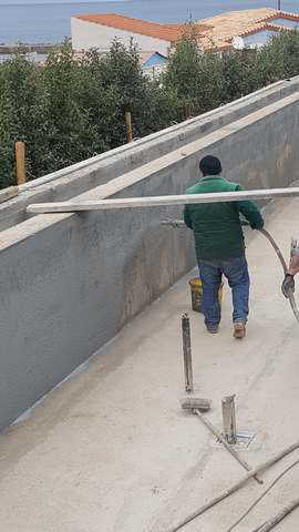 Swimming pool sealing with cementitious elastomer mortar with a special launching machine