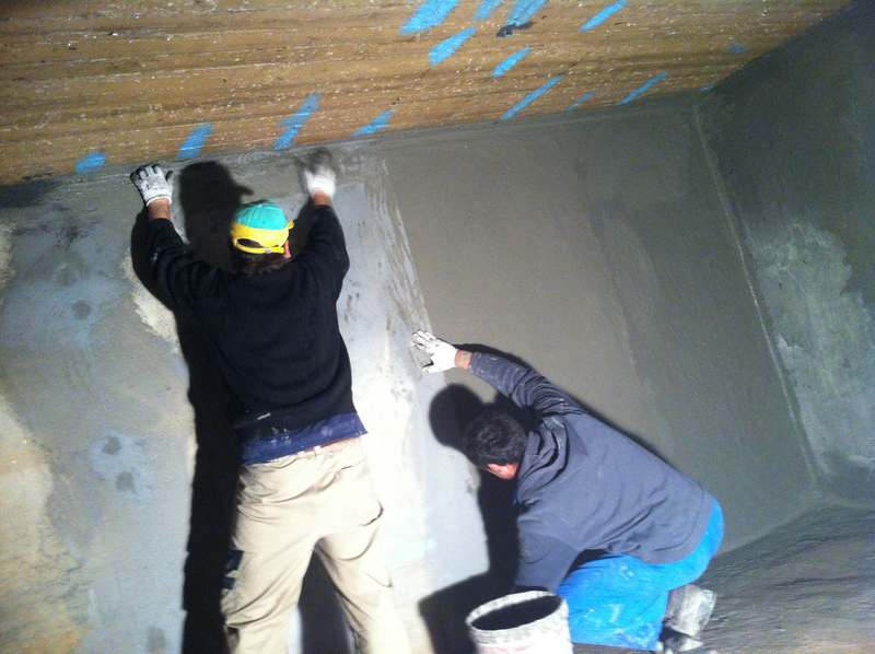 Water tank sealing with cementitious material reinforced with fiberglass mesh