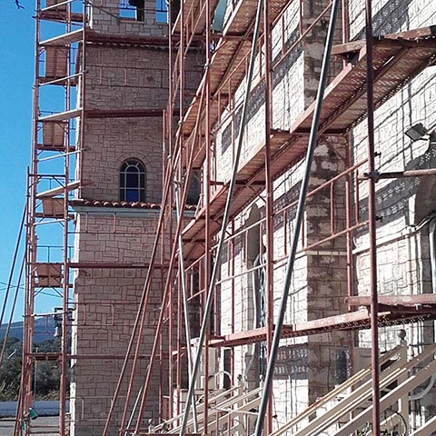 Σκαλωσιές στην εκκλησία Άγιος Πολύκαρπος Ναυπάκτου