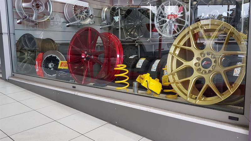 EXCLUSIVE TYRES: Φωτογραφίες & Βίντεο