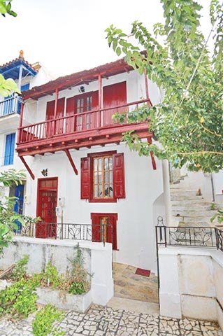 Τριώροφη παλιά μονοκατοικία στην παλιά πόλη της Σκοπέλου στην περιοχή Παναγίτσα Πύργου προς πώληση