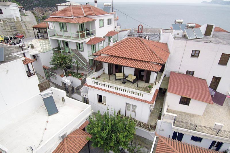 Πώληση διώροφης μονοκατοικίας στο παραδοσιακό χωριό της Σκοπέλου (Άγιος Παντελεήμονας-Τσουκαλάρια), με θέα στη θάλασσα