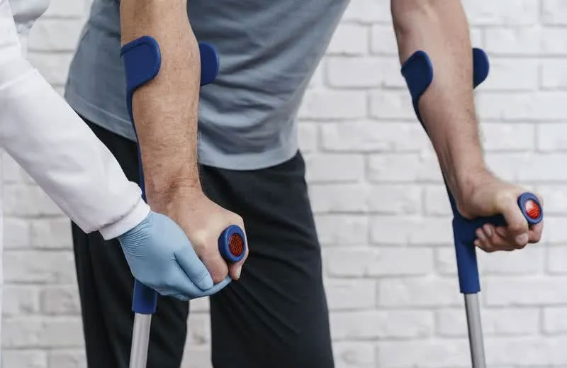 IDIOTIKO POLYIATREIO LOUTRAKIOU - ORTHOPAEDIC AND REHAB CENTER: Φωτογραφίες & Βίντεο