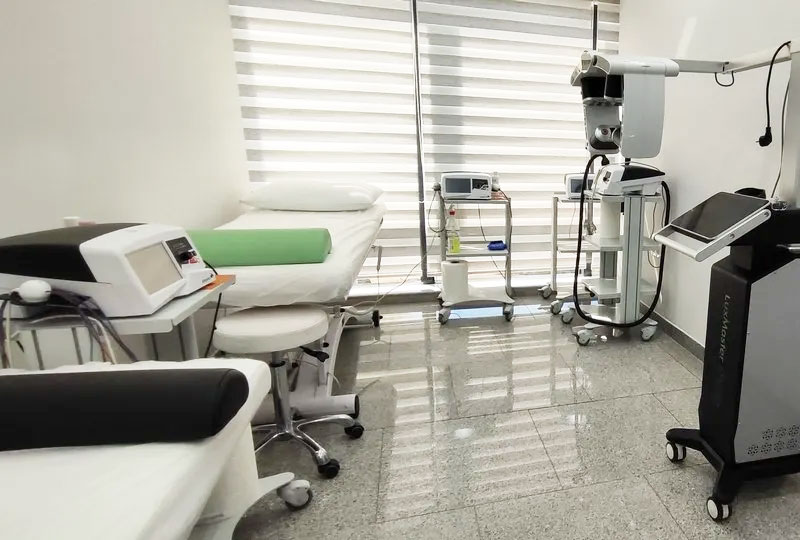 IDIOTIKO POLYIATREIO LOUTRAKIOU - ORTHOPAEDIC AND REHAB CENTER: Φωτογραφίες & Βίντεο