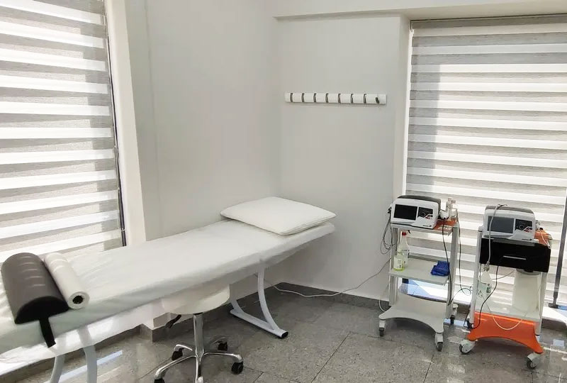 IDIOTIKO POLYIATREIO LOUTRAKIOU - ORTHOPAEDIC AND REHAB CENTER: Φωτογραφίες & Βίντεο