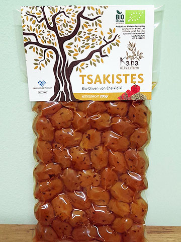Organic chopped olives with oregano and paprika