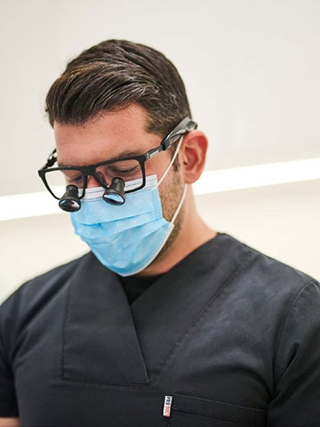 Ο Χειρουργός Οδοντίατρος Dr. Ιωάννης Κωνσταντόπουλος DMD, CDE