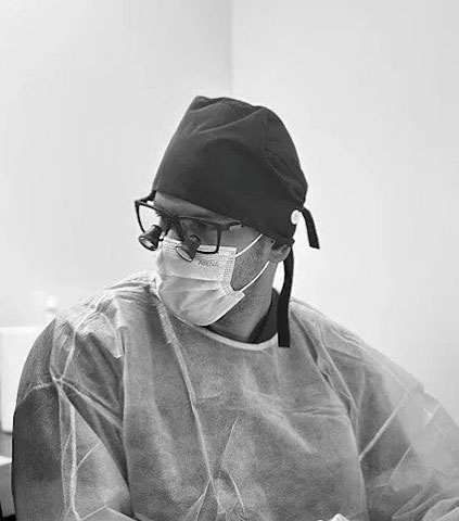 Ο Χειρουργός Οδοντίατρος Dr. Ιωάννης Κωνσταντόπουλος DMD, CDE