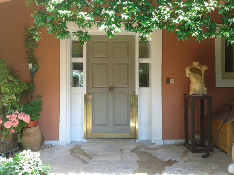 We are close to you for the manufacture of interior doors, as well as security doors and for their reinforcement