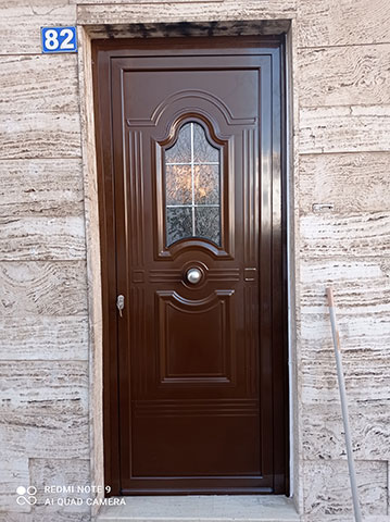 Εξωτερική πόρτα αλουμινίου με τζάμι