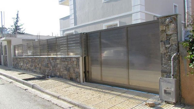Κατασκευή Συρόμενης Πόρτας και Κάγκελα