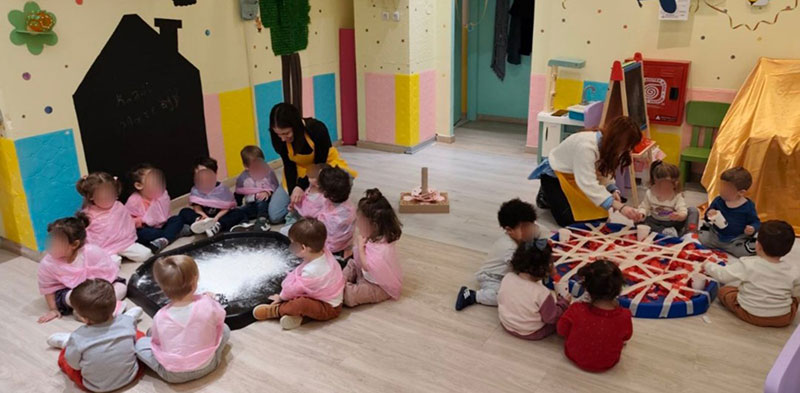 LITTLE BEES: Φωτογραφίες & Βίντεο