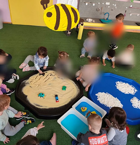 LITTLE BEES: Φωτογραφίες & Βίντεο