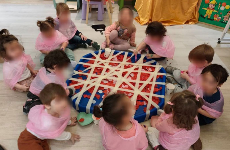 LITTLE BEES: Φωτογραφίες & Βίντεο