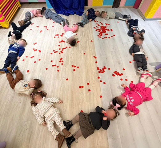 LITTLE BEES: Φωτογραφίες & Βίντεο