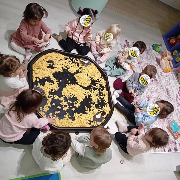 LITTLE BEES: Φωτογραφίες & Βίντεο