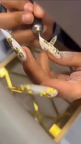 LUXURY NAILS BEAUTY SALON: Φωτογραφίες & Βίντεο