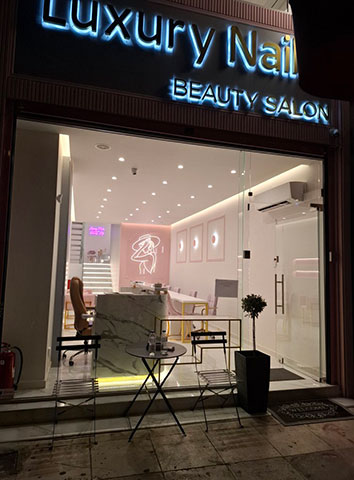 LUXURY NAILS BEAUTY SALON: Φωτογραφίες & Βίντεο