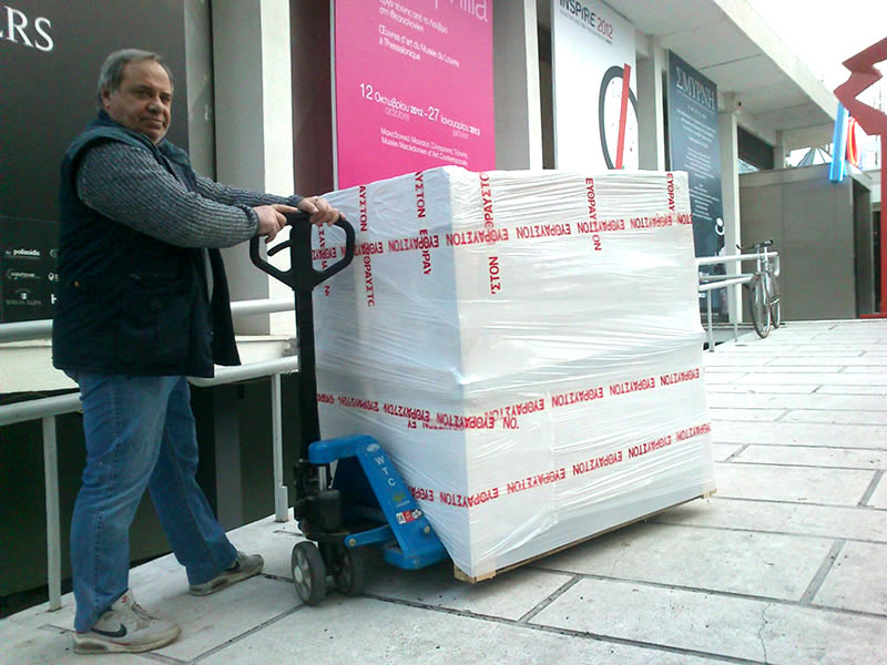 Μεταφορά έργων τέχνης από τη Δ.Ε.Θ. μέσα σε ειδική ξύλινη κατασκευή