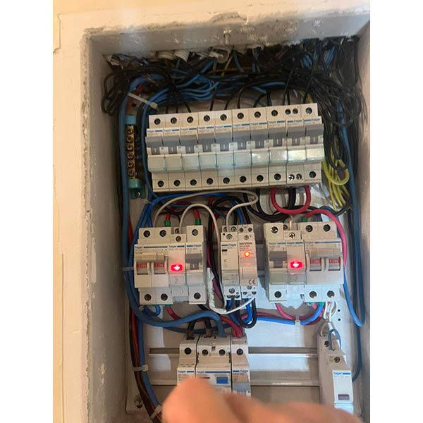 MASTER ELECTRICIAN GENERAL CONSTRACTOR: Φωτογραφίες & Βίντεο