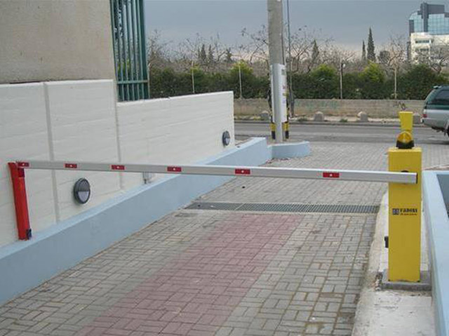Ηλεκτροϋδραυλική μπάρα ελεγχόμενης στάθμευσης για πολύ συχνή χρήση, που δέχεται κοντάρι έως 4μ.