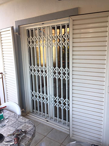 METAL DOOR: Φωτογραφίες & Βίντεο