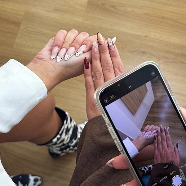 NAILUXURY BEAUTY LOUNGE: Φωτογραφίες & Βίντεο