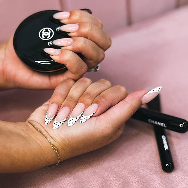NAILUXURY BEAUTY LOUNGE: Φωτογραφίες & Βίντεο