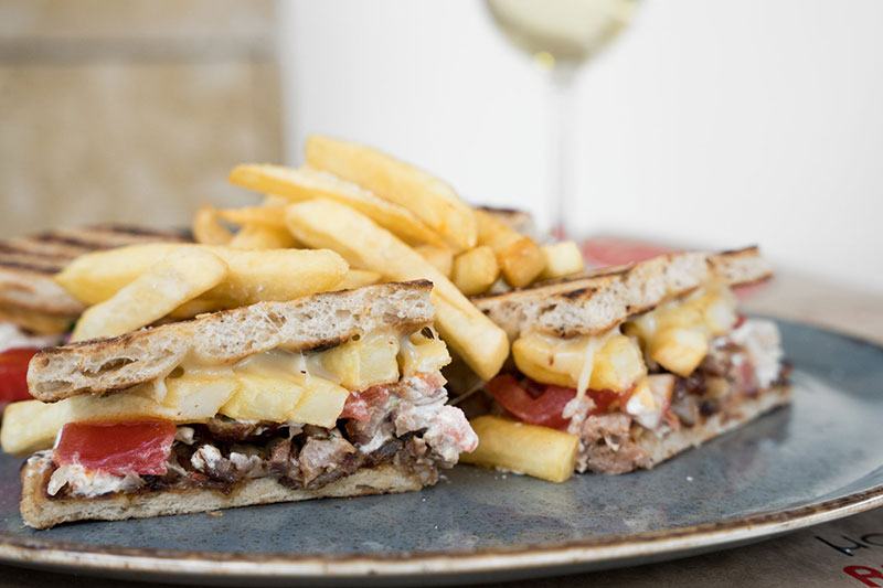 Ο ΓΥΡΟΣ ΤΗΣ ΠΛΑΤΕΙΑΣ - GRILL HOUSE RESTAURANT: Φωτογραφίες & Βίντεο