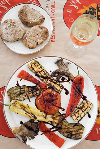 Ο ΓΥΡΟΣ ΤΗΣ ΠΛΑΤΕΙΑΣ - GRILL HOUSE RESTAURANT: Φωτογραφίες & Βίντεο