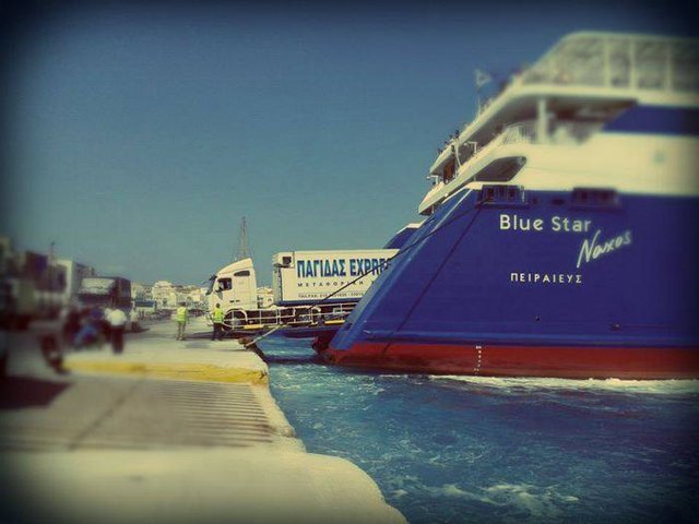 Shipping with daily ferries to Syros