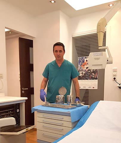 Σύγχρονο εξεταστήριο του ιατρείου, εξοπλισμένο με μηχανήματα υψηλής τεχνολογίας