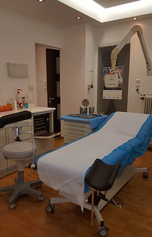 Σύγχρονο χειρουργικό κρεβάτι προς εξυπηρέτηση μικροεπεμβάσεων και κυστεοσκοπήσεων