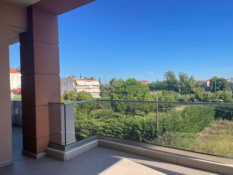 Γυάλινο κάγκελο με βάση αλουμινίου, υαλοπίνακες τρίπλεξ 88.1 μπρονζέ και κουπαστή