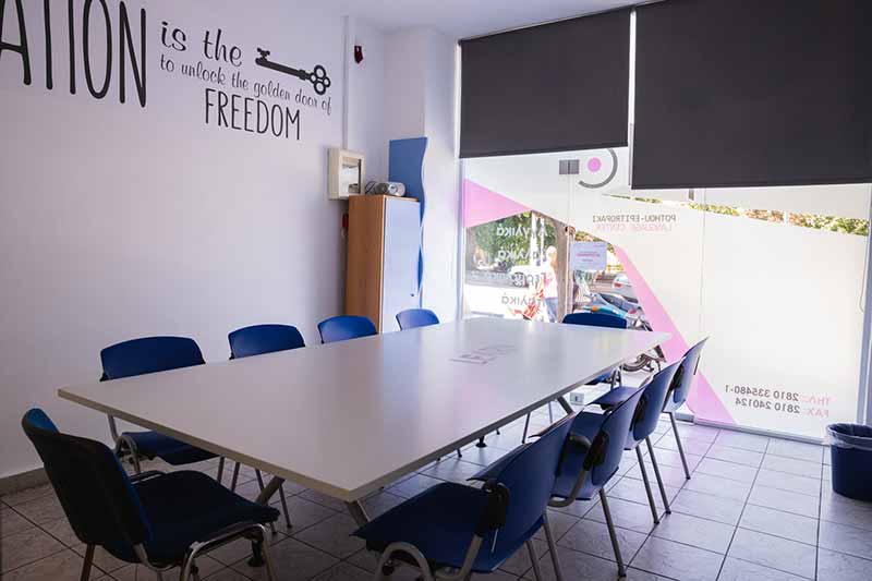 PLC ΠΟΘΟΥ - ΕΠΙΤΡΟΠΑΚΗ LANGUAGE CENTER: Φωτογραφίες & Βίντεο
