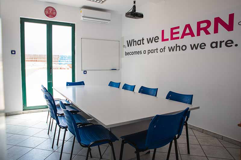 PLC ΠΟΘΟΥ - ΕΠΙΤΡΟΠΑΚΗ LANGUAGE CENTER: Φωτογραφίες & Βίντεο