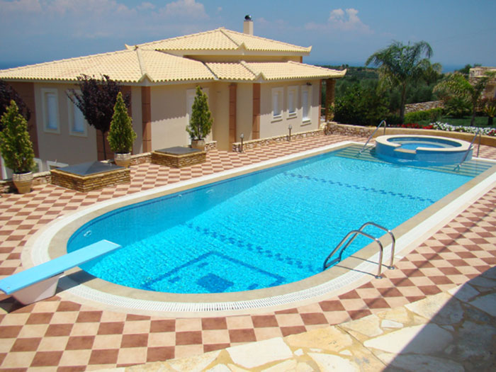 Classical overflow pool with different level Jacuzzi