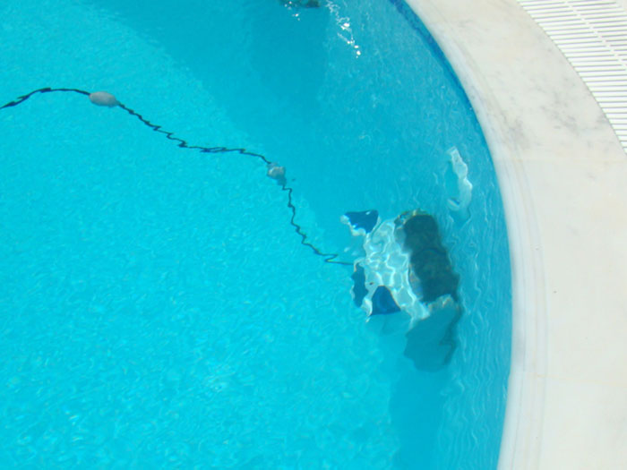 Automatic pool robot cleaning