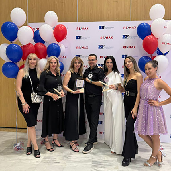 RE/MAX ANALOGIA: Φωτογραφίες & Βίντεο