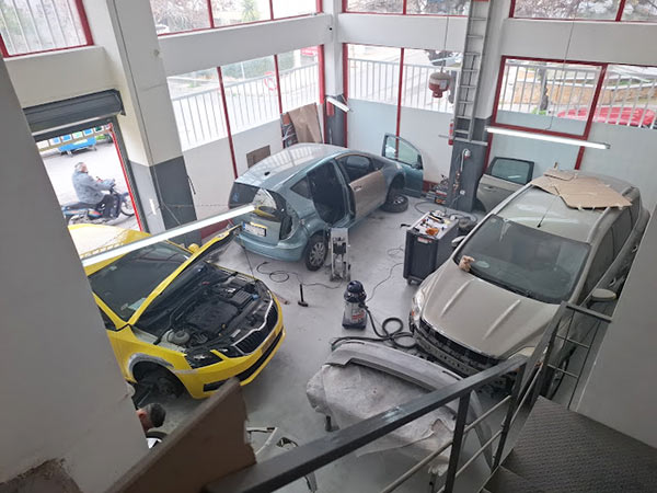 REVIVE AUTO BODY WORK SHOP: Φωτογραφίες & Βίντεο