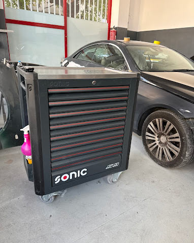 REVIVE AUTO BODY WORK SHOP: Φωτογραφίες & Βίντεο