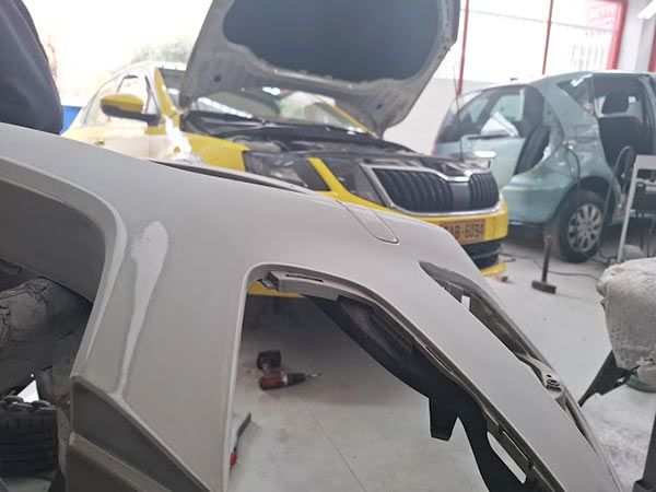 REVIVE AUTO BODY WORK SHOP: Φωτογραφίες & Βίντεο