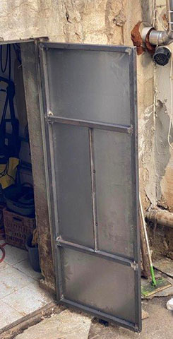 Κατασκευή μεταλλικής πόρτας εξωτερικού χώρου σε ήδη υπάρχων κάσωμα