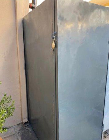 Προσθήκη πόρτας σε στέγαστρο για χρήση κλειστού αποθηκευτικού χώρου