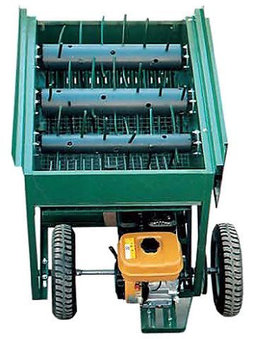 Self-propelled olive harvesting machinery of MINOS 3 bench type