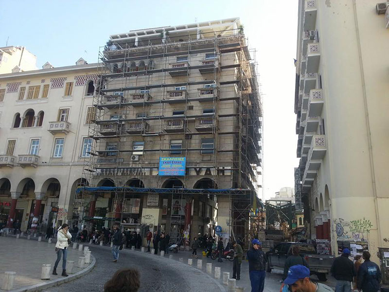 Σκαλωσιές σε νεοκλασικό κτίριο στο κέντρο της Θεσσαλονίκης