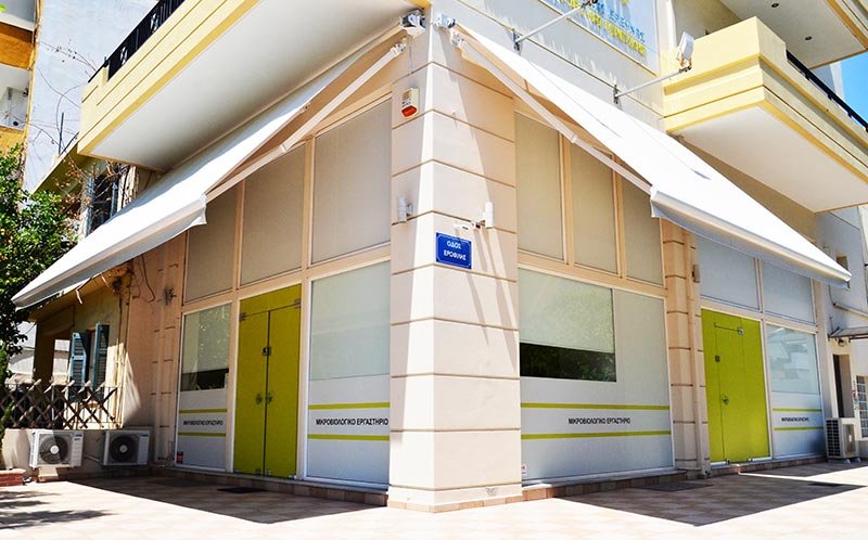 Awnings with folding arms and recessed motors in the shaft, for automated opening and closing