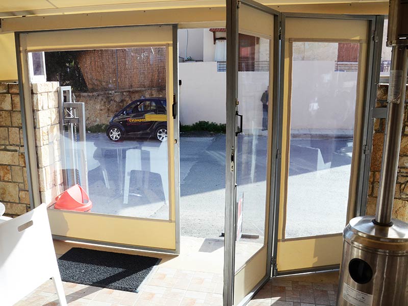 Specialized shading structure, patent of a door with hinges and a lock, in combination with a sliding door